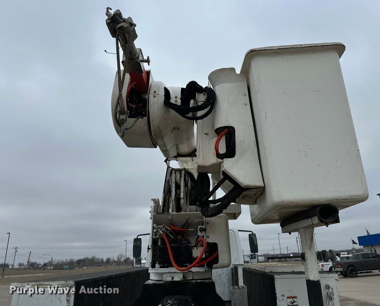 image for item OM9945 2009 International  DuraStar 4300 bucket truck