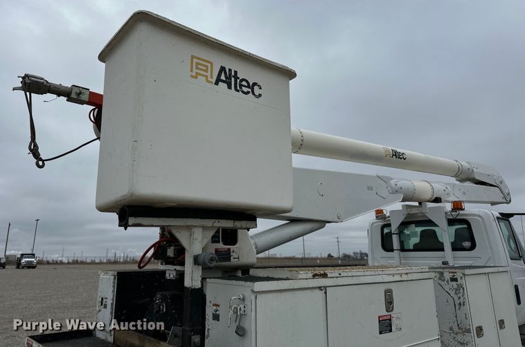 image for item OM9945 2009 International  DuraStar 4300 bucket truck