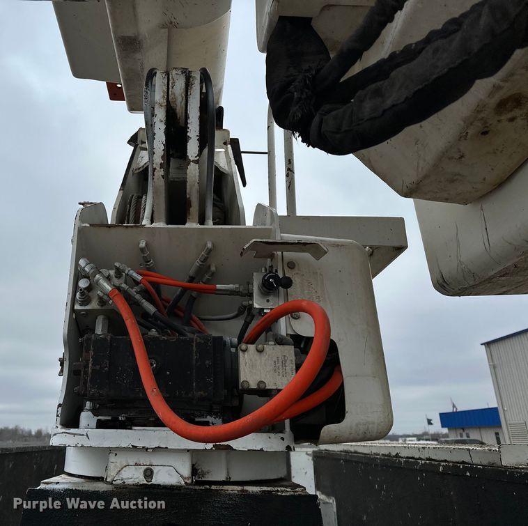 image for item OM9945 2009 International  DuraStar 4300 bucket truck