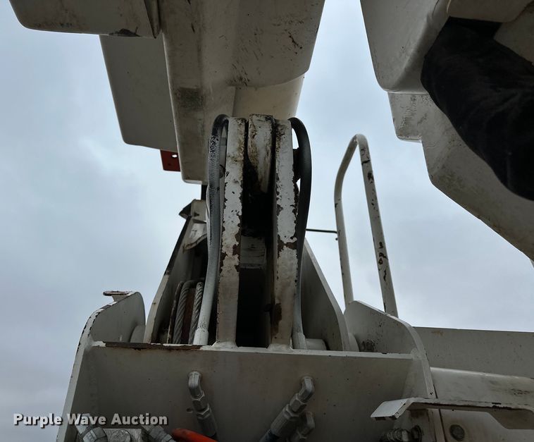 image for item OM9945 2009 International  DuraStar 4300 bucket truck