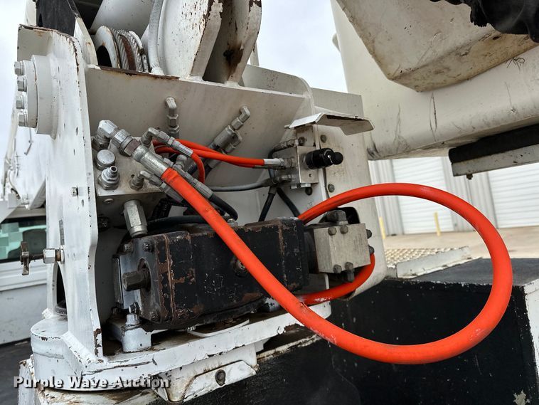 image for item OM9945 2009 International  DuraStar 4300 bucket truck