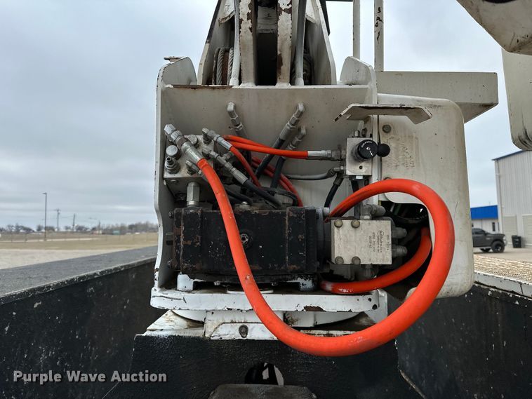 image for item OM9945 2009 International  DuraStar 4300 bucket truck