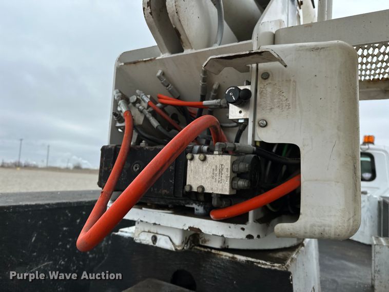 image for item OM9945 2009 International  DuraStar 4300 bucket truck