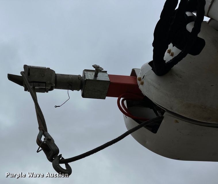 image for item OM9945 2009 International  DuraStar 4300 bucket truck