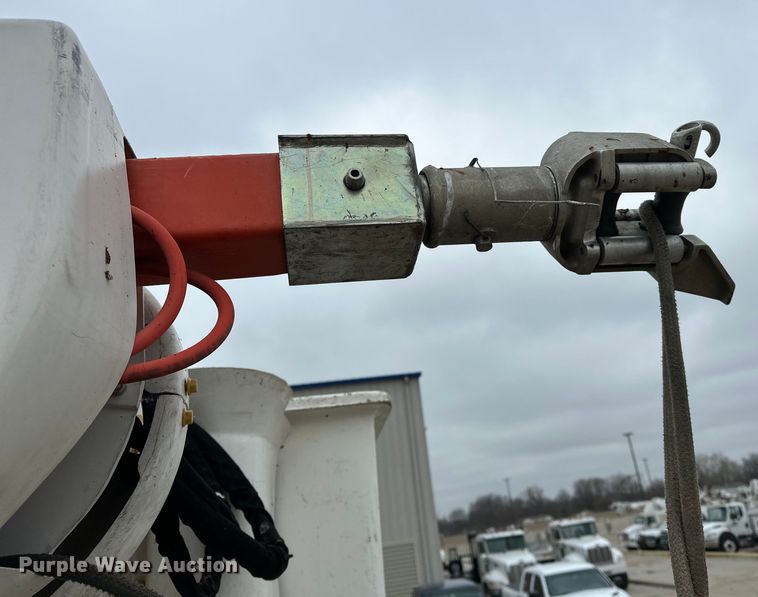 image for item OM9945 2009 International  DuraStar 4300 bucket truck