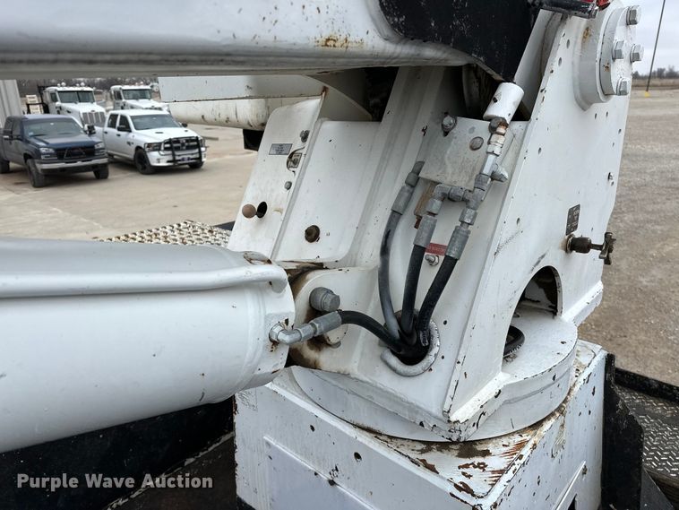 image for item OM9945 2009 International  DuraStar 4300 bucket truck