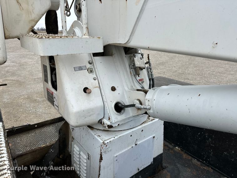 image for item OM9945 2009 International  DuraStar 4300 bucket truck