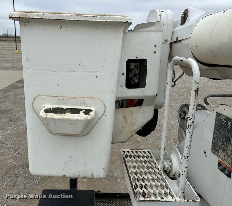 image for item OM9945 2009 International  DuraStar 4300 bucket truck