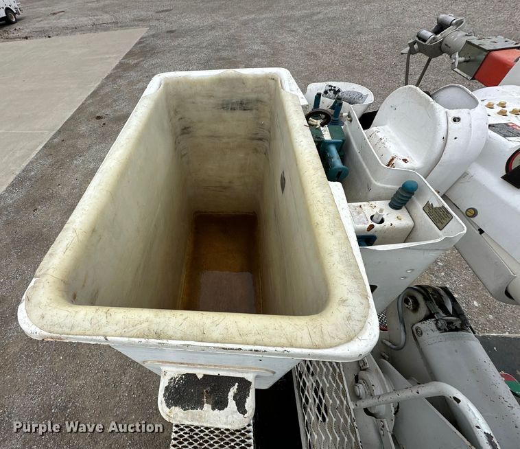 image for item OM9945 2009 International  DuraStar 4300 bucket truck