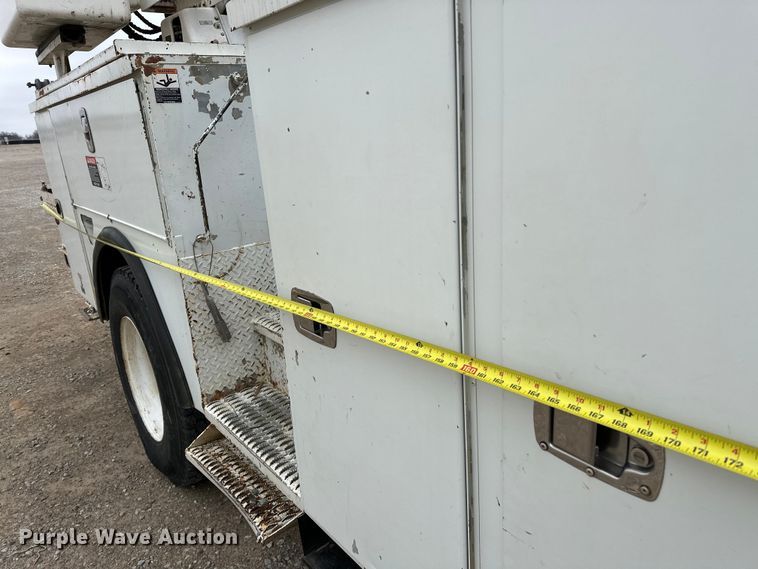 image for item OM9945 2009 International  DuraStar 4300 bucket truck