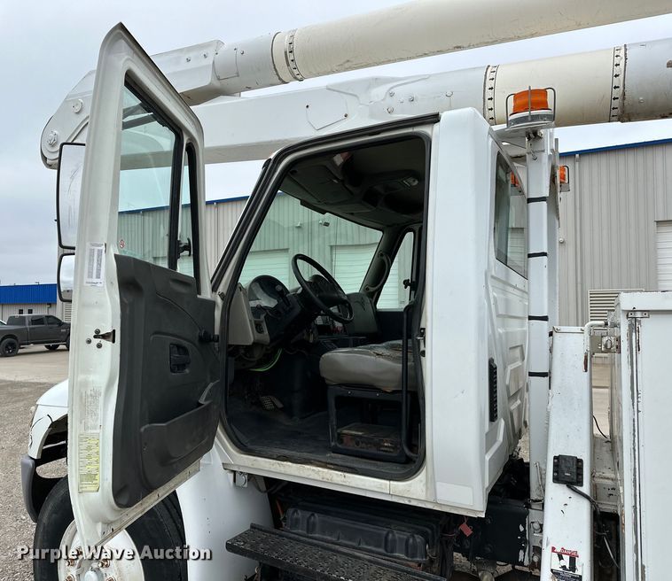 image for item OM9945 2009 International  DuraStar 4300 bucket truck