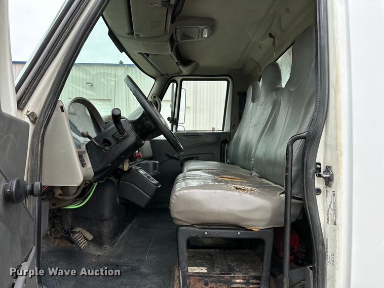 image for item OM9945 2009 International  DuraStar 4300 bucket truck