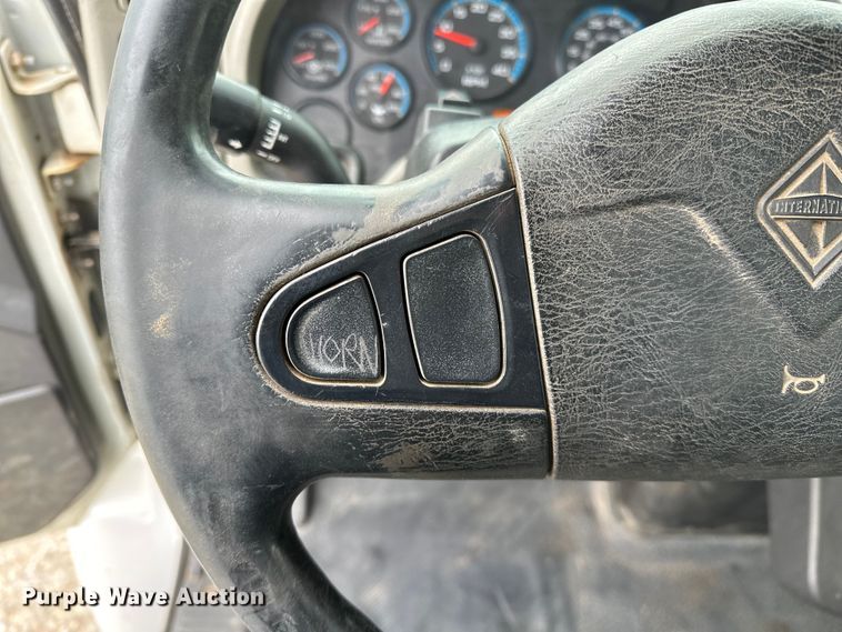 image for item OM9945 2009 International  DuraStar 4300 bucket truck