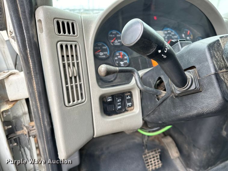 image for item OM9945 2009 International  DuraStar 4300 bucket truck