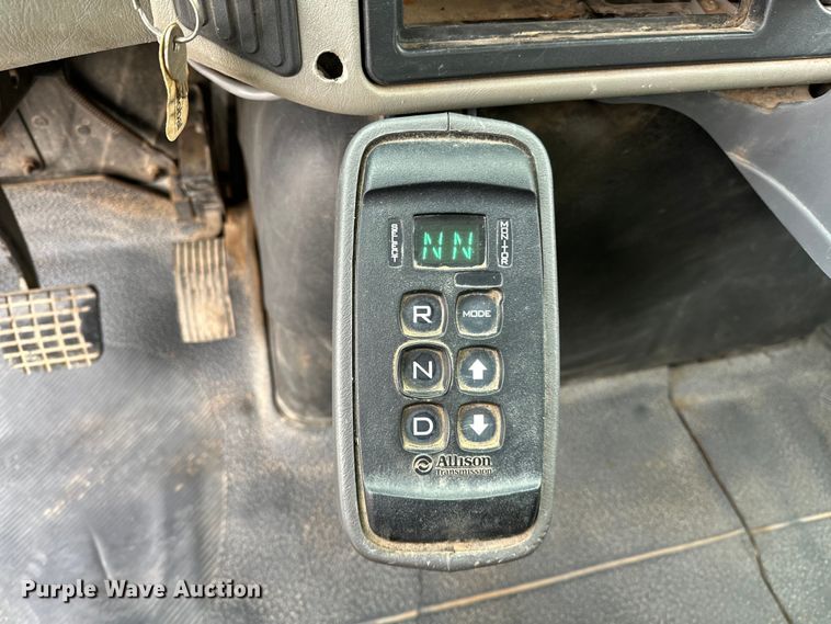 image for item OM9945 2009 International  DuraStar 4300 bucket truck