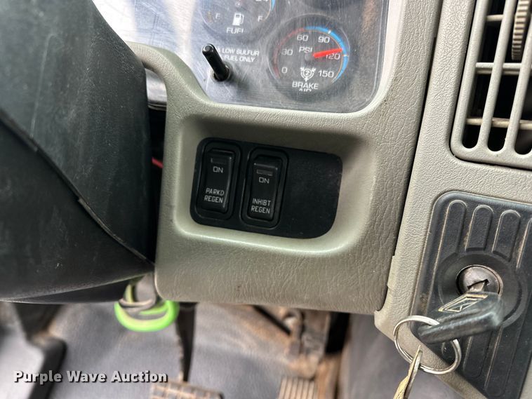 image for item OM9945 2009 International  DuraStar 4300 bucket truck