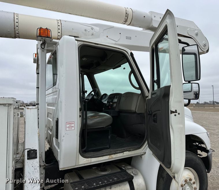 image for item OM9945 2009 International  DuraStar 4300 bucket truck