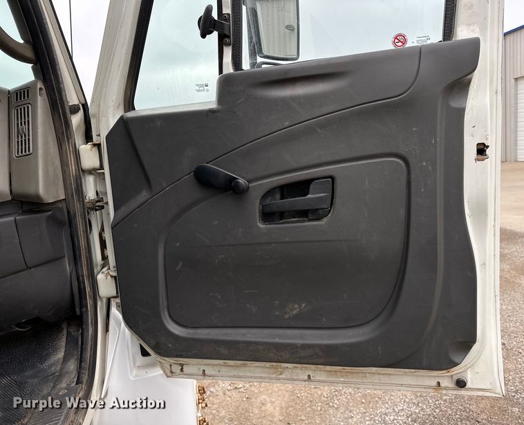 image for item OM9945 2009 International  DuraStar 4300 bucket truck