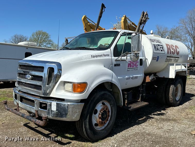 image for item OM9962 2005 Ford F750 Super Duty water truck