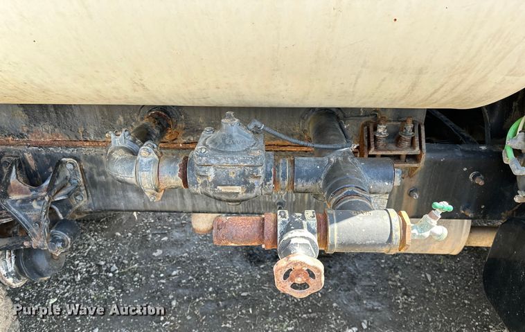 image for item OM9962 2005 Ford F750 Super Duty water truck