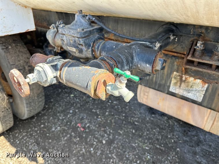 image for item OM9962 2005 Ford F750 Super Duty water truck