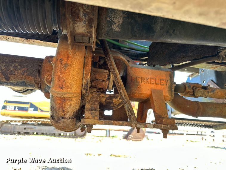 image for item OM9962 2005 Ford F750 Super Duty water truck