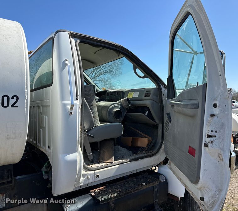 image for item OM9962 2005 Ford F750 Super Duty water truck