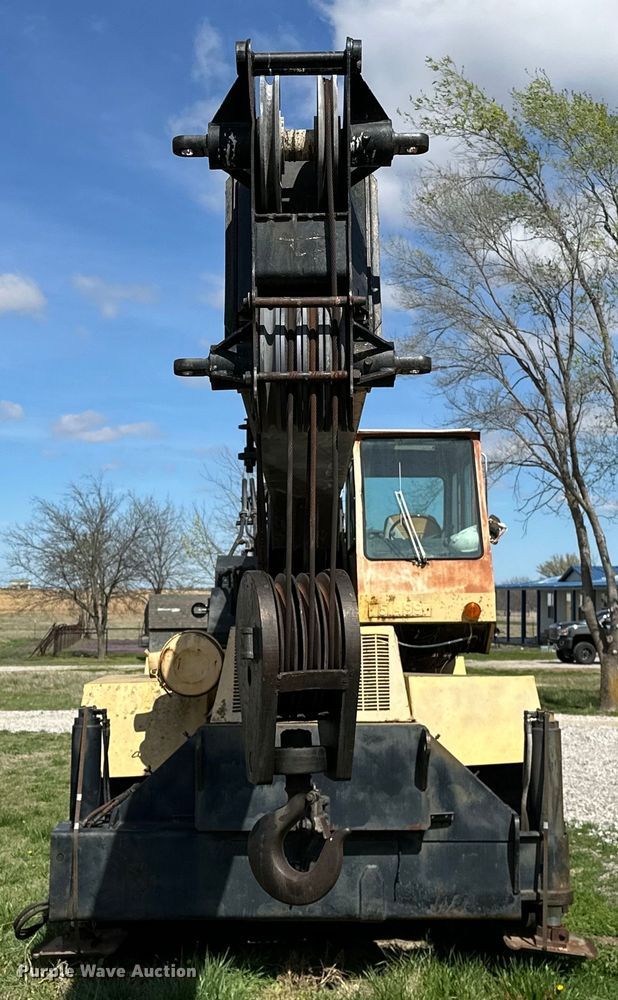 image for item OM9992 1981 P&H  Omega 20 crane