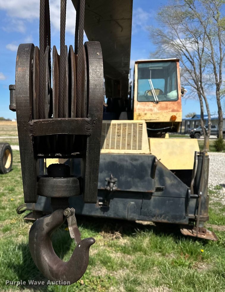 image for item OM9992 1981 P&H  Omega 20 crane