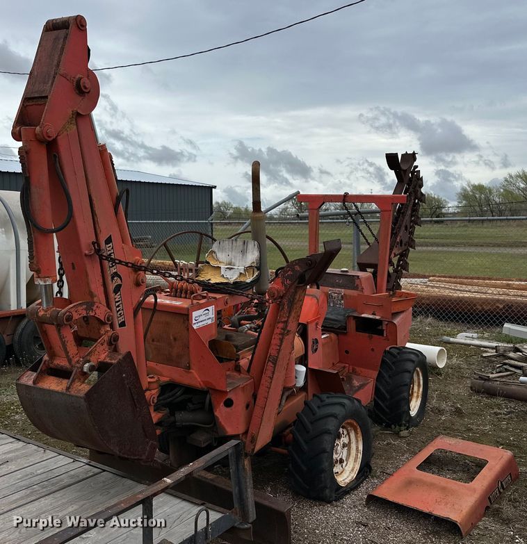 image for item DG4312 Ditch Witch R40 trencher