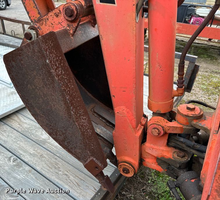 image for item DG4312 Ditch Witch R40 trencher
