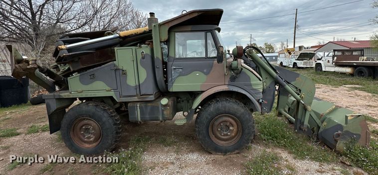 image for item DG4313 1988 Freightliner Unimog emplacement excavator