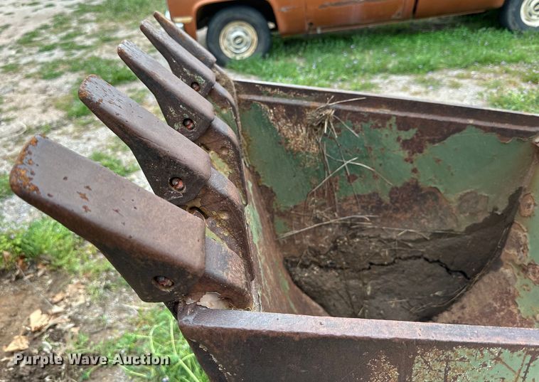 image for item DG4313 1988 Freightliner Unimog emplacement excavator