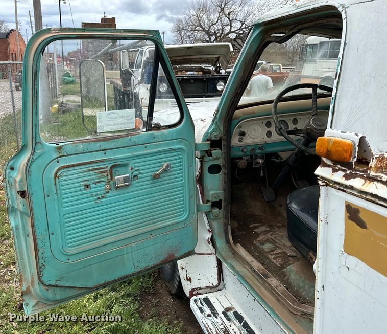 image for item DG4316 1968 Ford 600 bucket truck