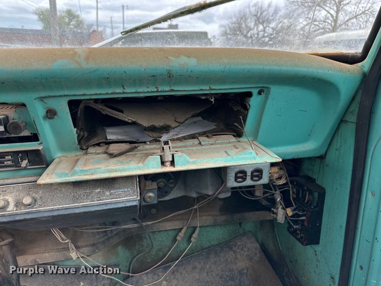 image for item DG4316 1968 Ford 600 bucket truck