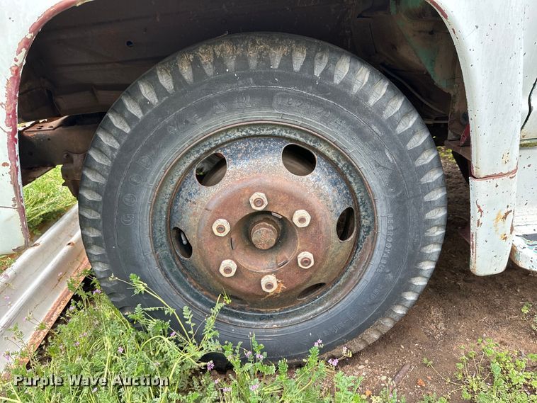 image for item DG4316 1968 Ford 600 bucket truck