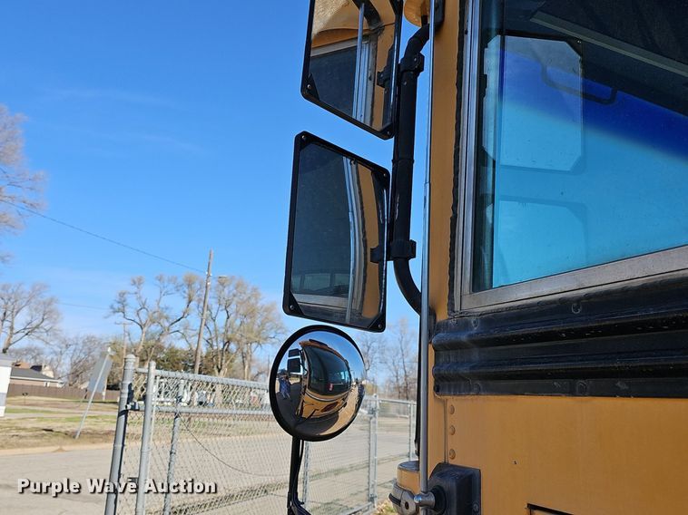 image for item DM1581 2000 Bluebird TC2000 school bus