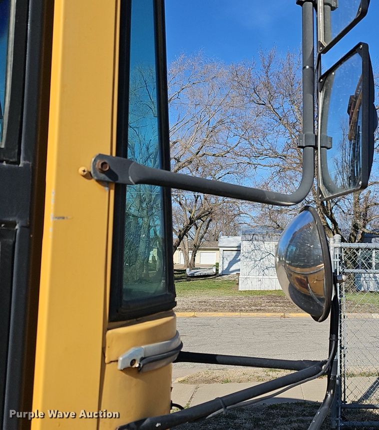 image for item DM1581 2000 Bluebird TC2000 school bus