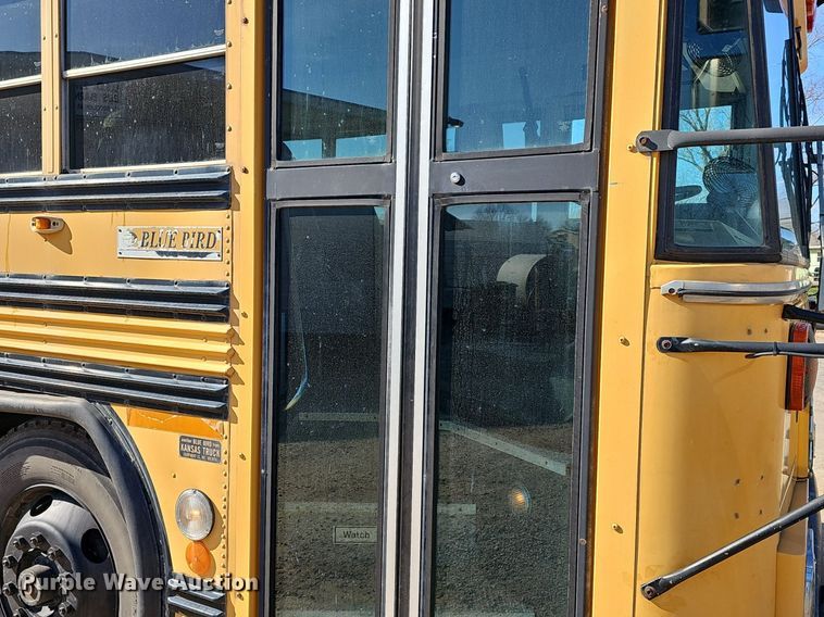 image for item DM1581 2000 Bluebird TC2000 school bus