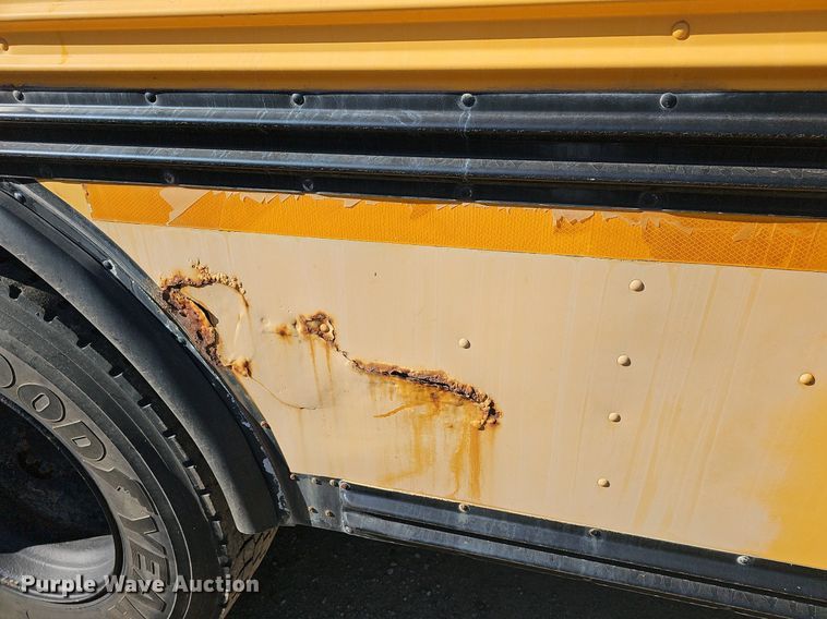 image for item DM1581 2000 Bluebird TC2000 school bus