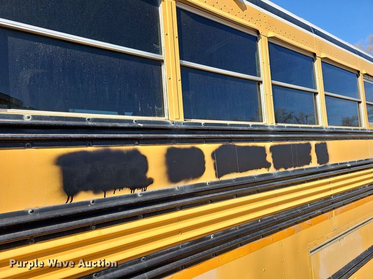 image for item DM1581 2000 Bluebird TC2000 school bus