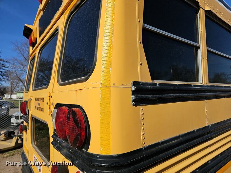 image for item DM1581 2000 Bluebird TC2000 school bus