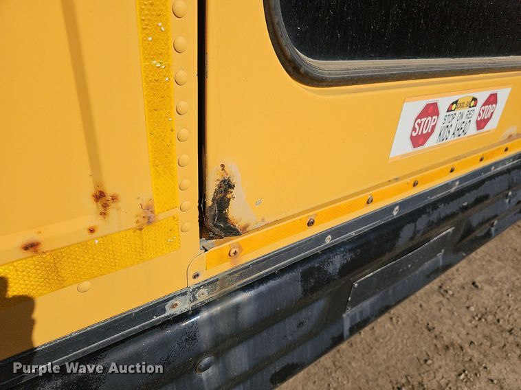 image for item DM1581 2000 Bluebird TC2000 school bus