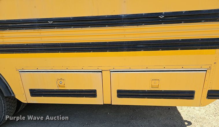 image for item DM1581 2000 Bluebird TC2000 school bus