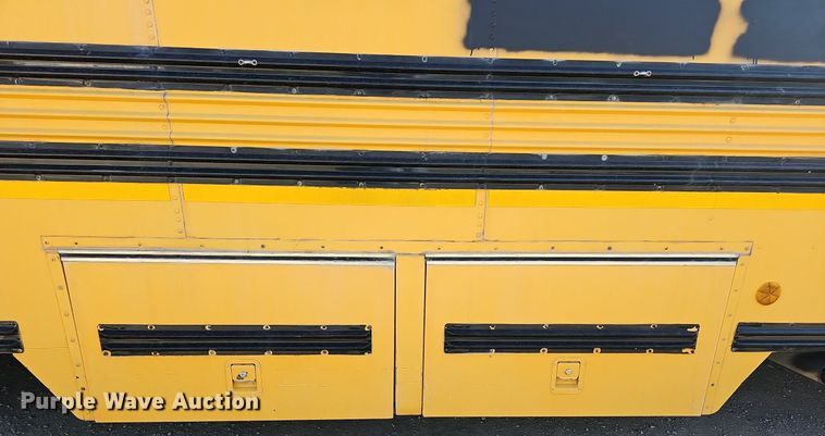 image for item DM1581 2000 Bluebird TC2000 school bus