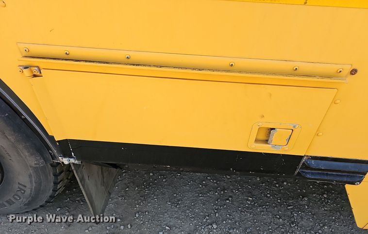 image for item DM1581 2000 Bluebird TC2000 school bus