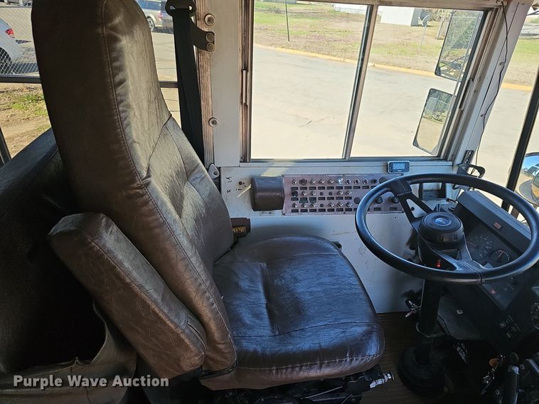 image for item DM1581 2000 Bluebird TC2000 school bus