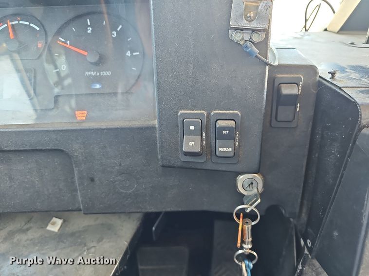 image for item DM1581 2000 Bluebird TC2000 school bus