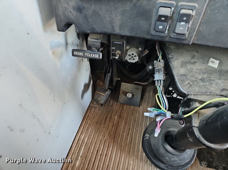 image for item DM1581 2000 Bluebird TC2000 school bus