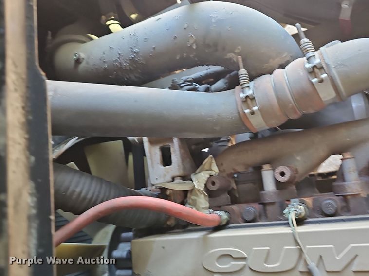 image for item DM1581 2000 Bluebird TC2000 school bus